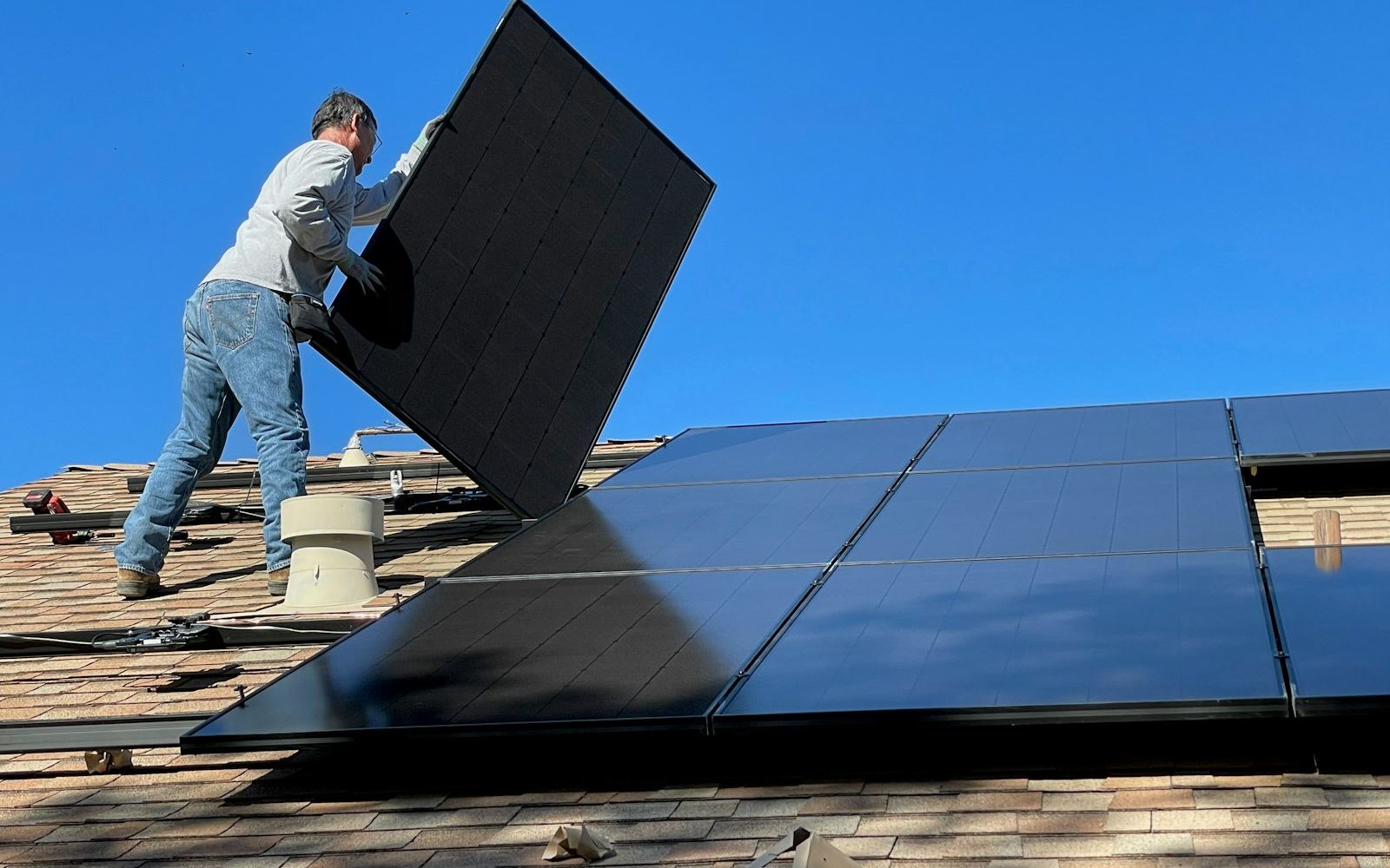 Fachkraft bei der Montage von Solarmodulen
